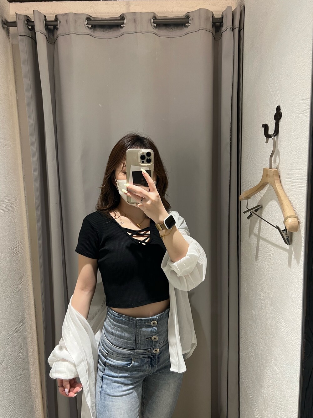 ブルー系のデニムパンツ、ホワイト系のシャツ/ブラウス、ブラック系のTシャツ/カットソーを着用したレディースの春コーディネートの2枚目の写真