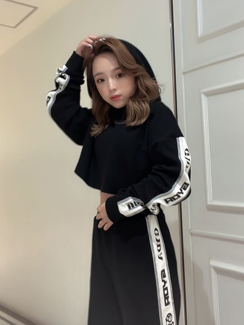 ホワイト系のパンプス、ブラック系のその他パンツ、ブラック系のパーカーを着用したレディースの夏コーディネートの5枚目の写真