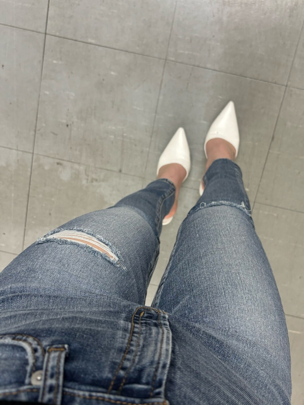ブルー系のデニムパンツ、その他のアンサンブル、ホワイト系のパンプスを着用したレディースの春コーディネートの5枚目の写真