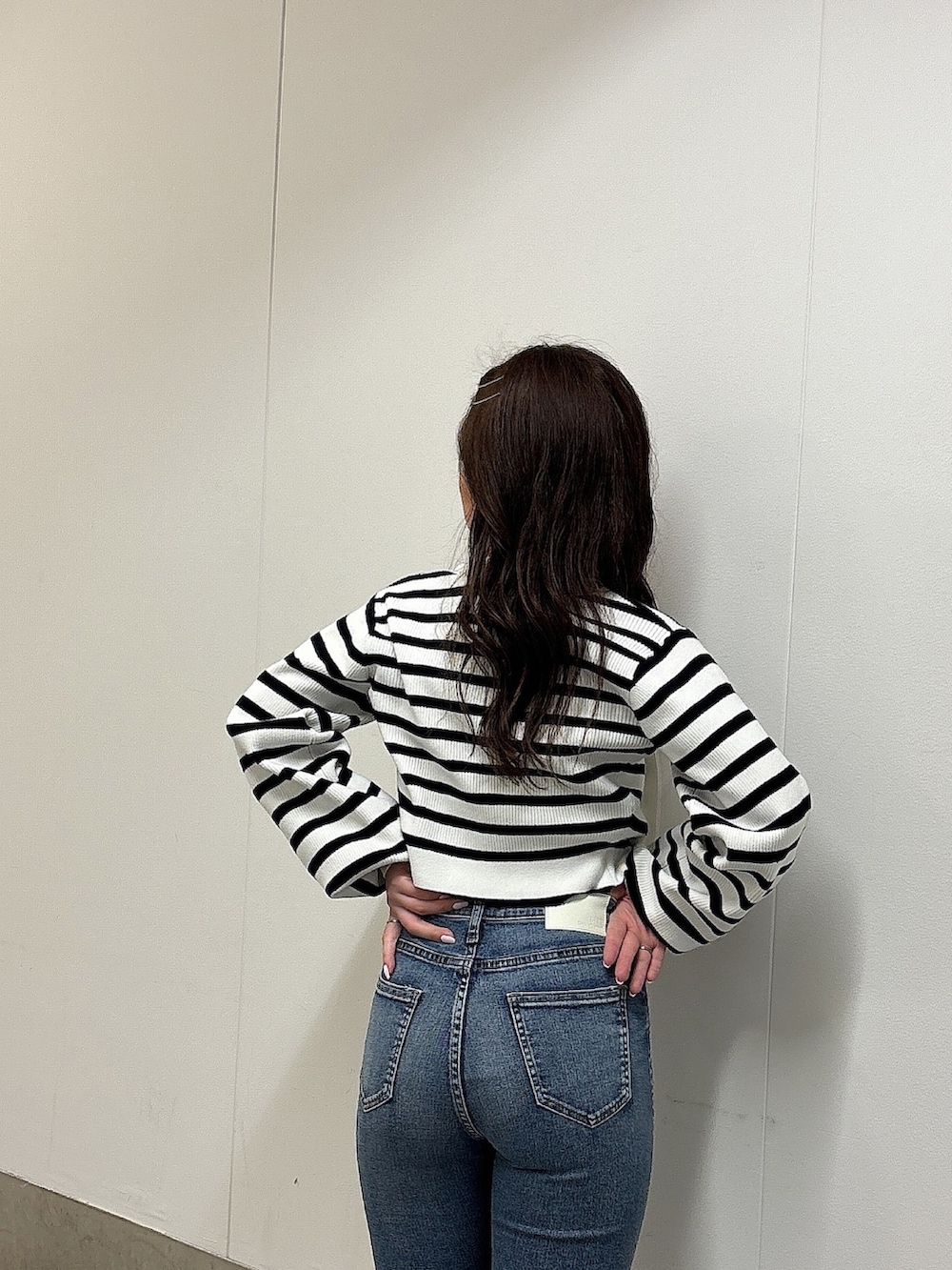 ブルー系のデニムパンツ、その他のアンサンブル、ホワイト系のパンプスを着用したレディースの春コーディネートの4枚目の写真