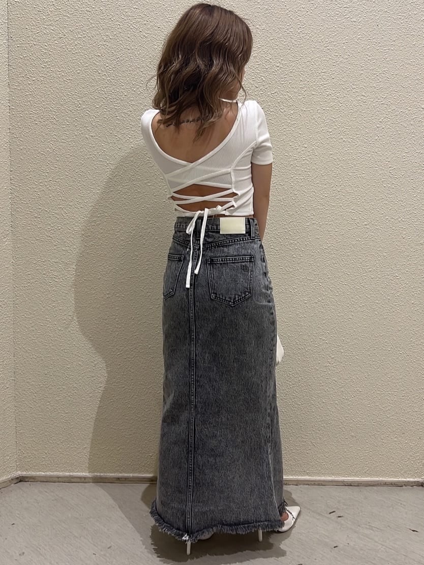 ホワイト系のバックパック/リュック、ブラック系のデニムスカート、ホワイト系のパンプスを着用したレディースの夏コーディネートの7枚目の写真