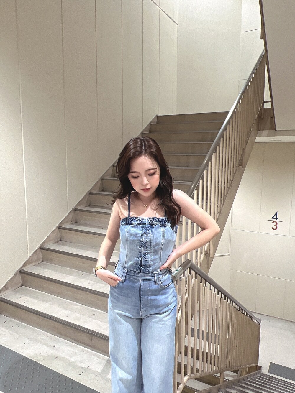 「GYDAのフロントレースアップワイドデニムロンパース（つなぎ/オールインワン、ブルー系）」を使った、senonさん（レディース・147cm）の夏コーディネートの6枚目の写真