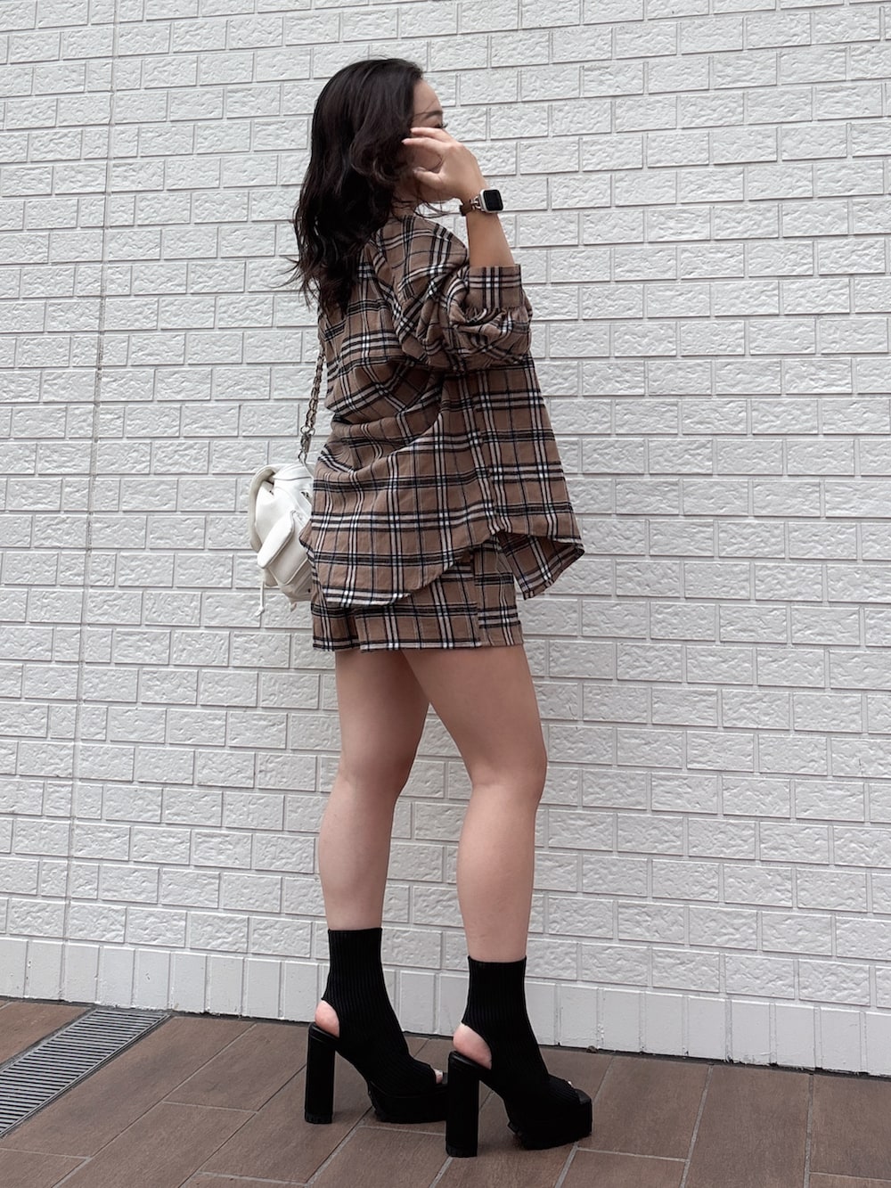 ブラック系のブーツ、ベージュ系のシャツ/ブラウス、ベージュ系のその他パンツを着用したレディースの夏コーディネートの3枚目の写真