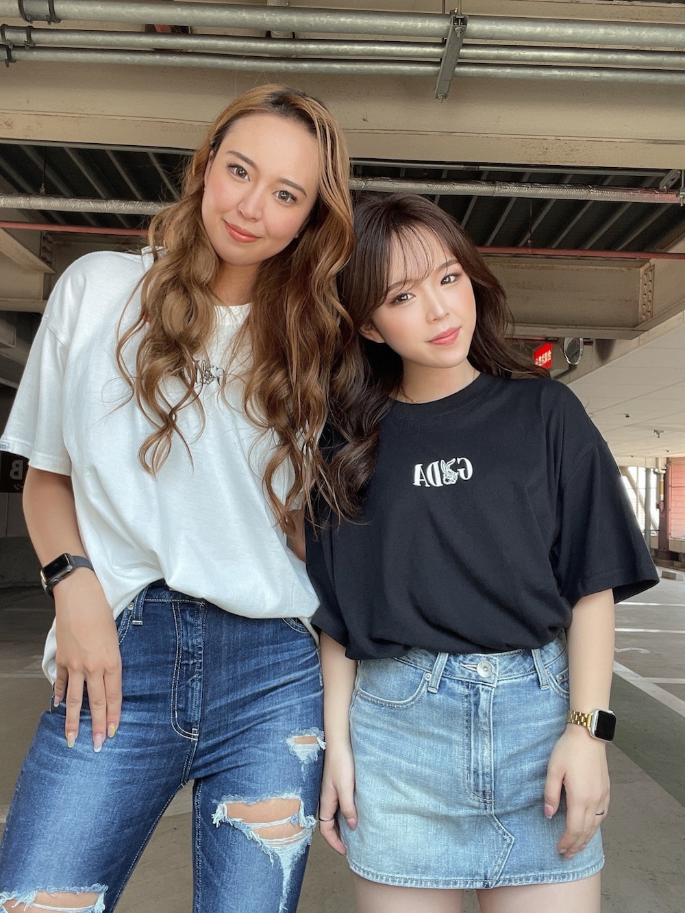 ブラック系のTシャツ/カットソー、ブルー系のデニムスカート、ホワイト系のサンダルを着用したレディースの夏コーディネートの4枚目の写真