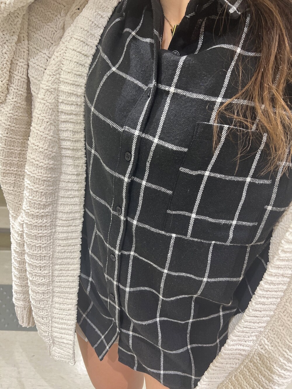 ブルー系のシャツ/ブラウス、ホワイト系のカーディガン/ボレロ、ブラック系のブーツを着用したレディースの秋コーディネートの7枚目の写真