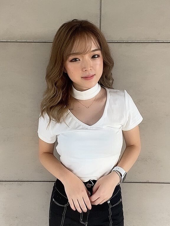 ブラック系のデニムパンツ、ホワイト系のTシャツ/カットソー、ブラック系のサンダルを着用したレディースの夏コーディネートの4枚目の写真