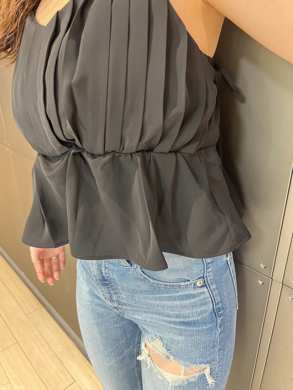 ブラック系のキャミソール、ブルー系のデニムパンツ、ホワイト系のサンダルを着用したレディースの夏コーディネートの6枚目の写真