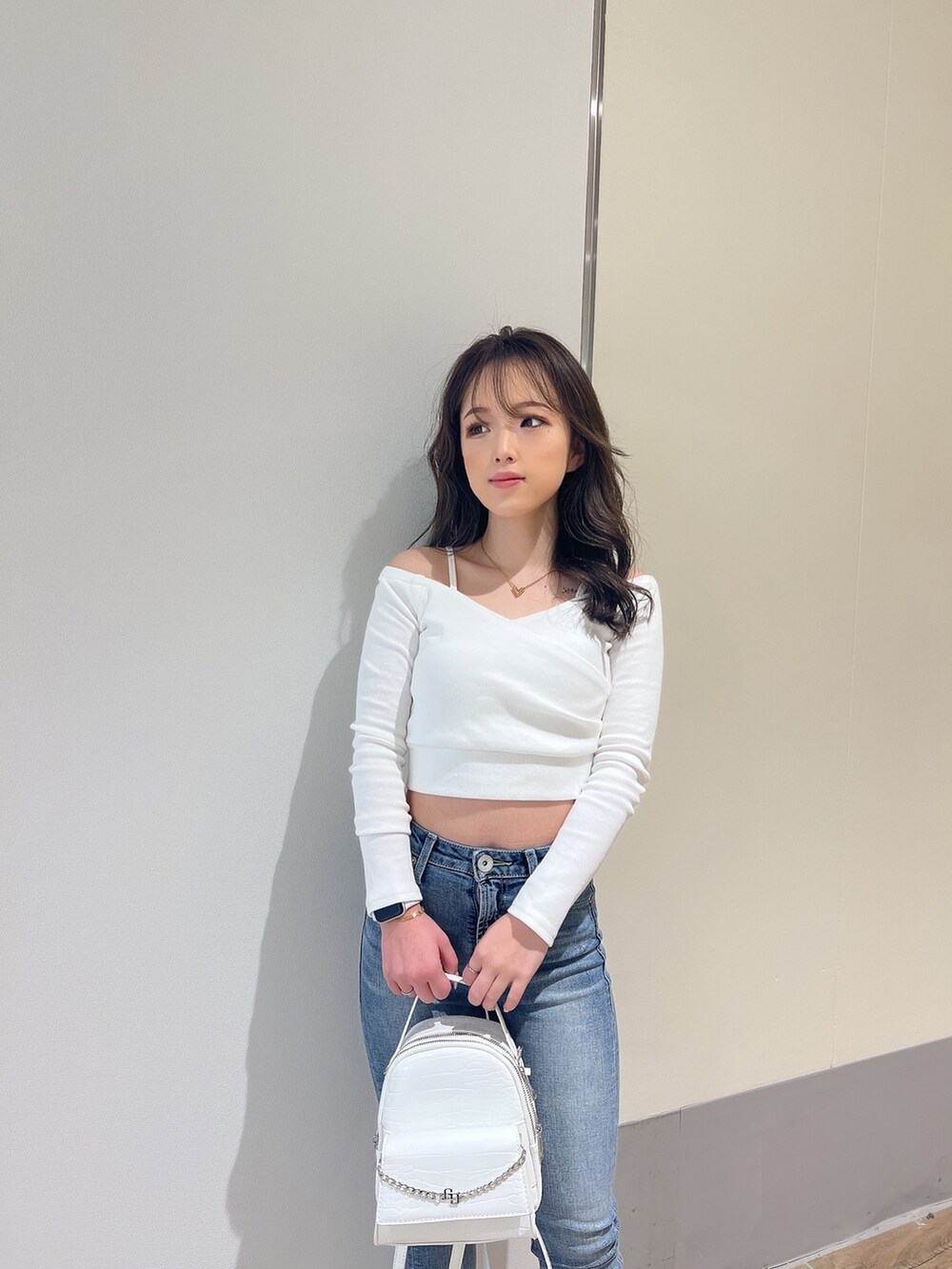 ホワイト系のTシャツ/カットソー、ブルー系のデニムパンツ、ホワイト系のパンプスを着用したレディースの春コーディネートの5枚目の写真