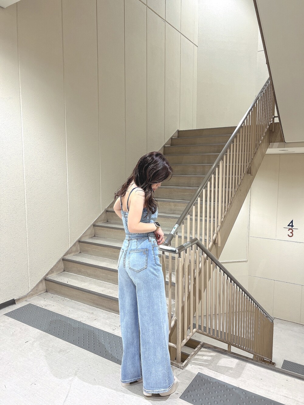 「GYDAのフロントレースアップワイドデニムロンパース（つなぎ/オールインワン、ブルー系）」を使った、senonさん（レディース・147cm）の夏コーディネートの5枚目の写真