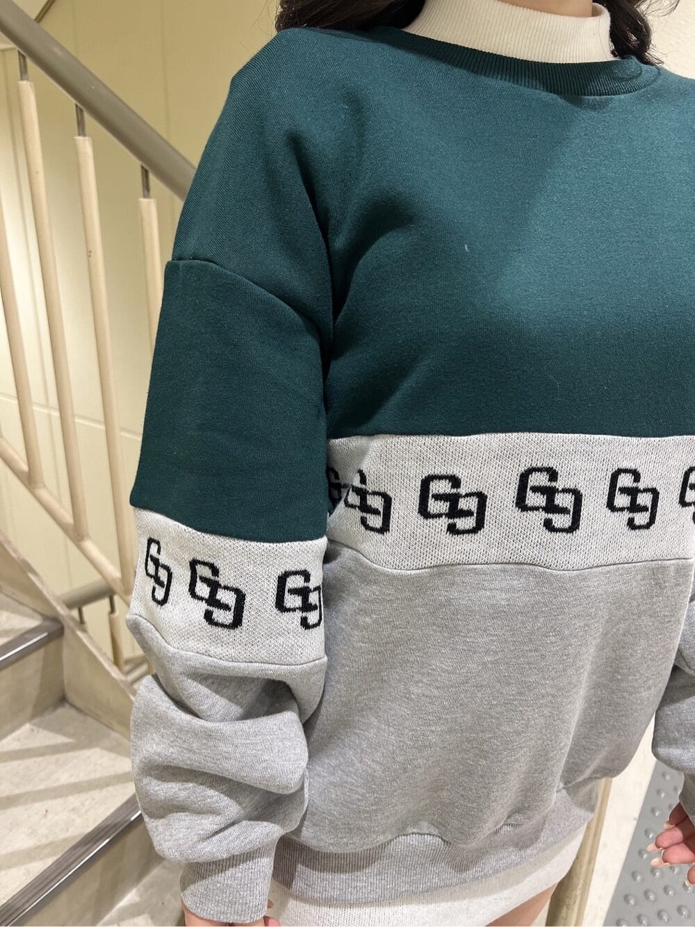 ブラック系のブーツ、ホワイト系のワンピース、グリーン系のスウェットを着用したレディースの秋コーディネートの7枚目の写真