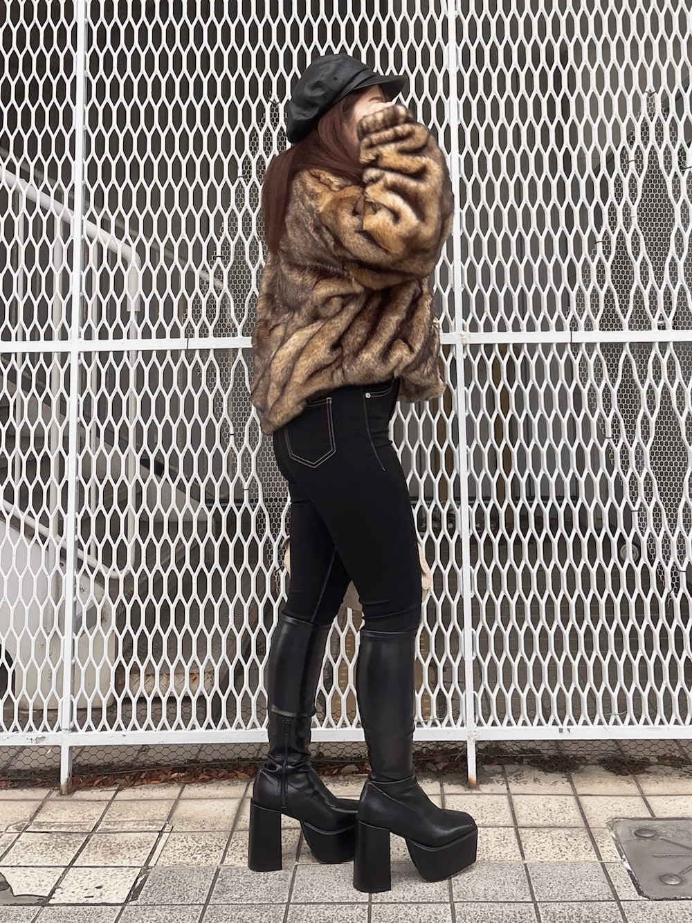 ブラック系のブーツ、ブラック系のデニムパンツ、ブラウン系のその他アウターを着用したレディースの秋コーディネートの3枚目の写真