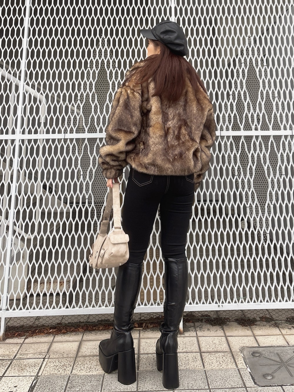 ブラック系のブーツ、ブラック系のデニムパンツ、ブラウン系のその他アウターを着用したレディースの秋コーディネートの2枚目の写真