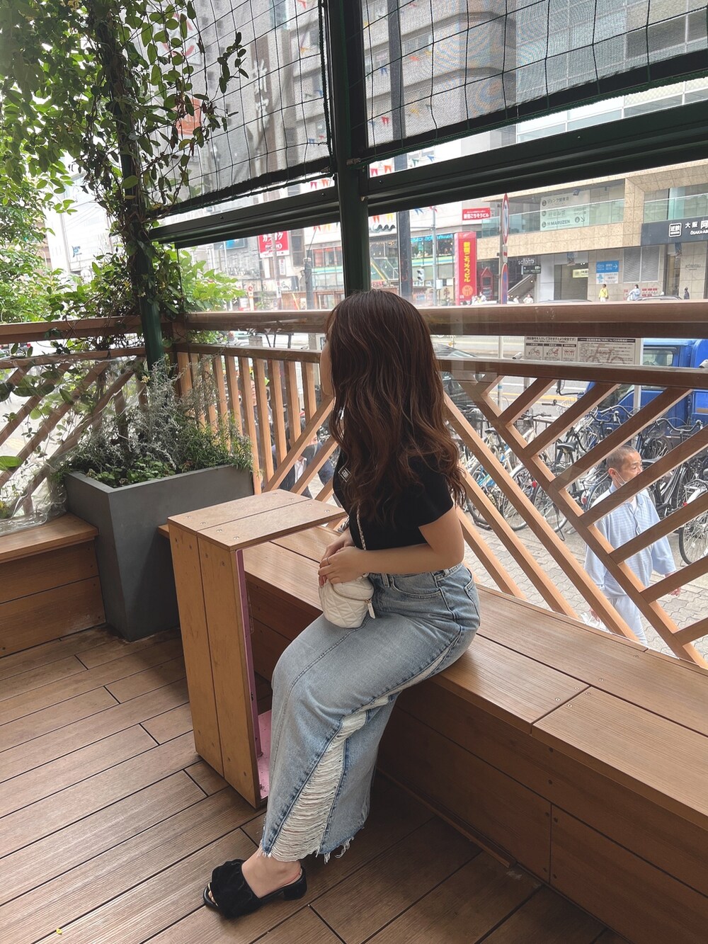 ブラック系のTシャツ/カットソー、ブルー系のデニムスカート、ベージュ系のハットを着用したレディースの春コーディネートの4枚目の写真