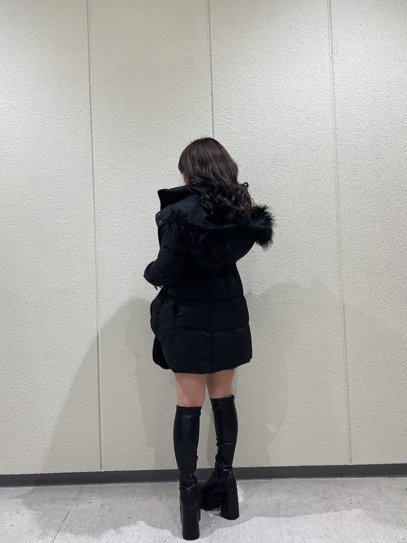 ブラック系のブーツ、ブラック系のその他アウター、ホワイト系のワンピースを着用したレディースの秋コーディネートの3枚目の写真