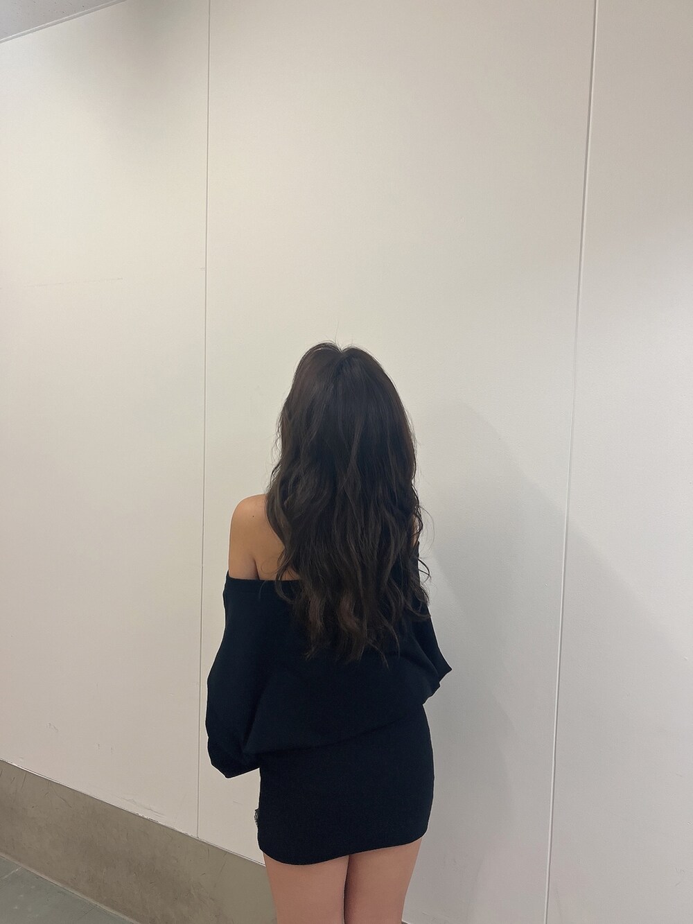 ブラック系のワンピース、ブラック系のブーツ、ブラック系のバックパック/リュックを着用したレディースの秋コーディネートの5枚目の写真