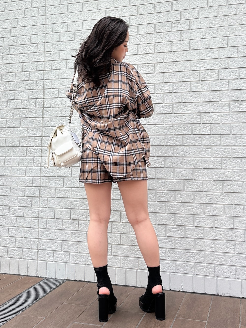 ブラック系のブーツ、ベージュ系のシャツ/ブラウス、ベージュ系のその他パンツを着用したレディースの夏コーディネートの4枚目の写真