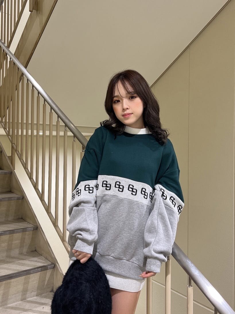 ブラック系のブーツ、ホワイト系のワンピース、グリーン系のスウェットを着用したレディースの秋コーディネートの4枚目の写真