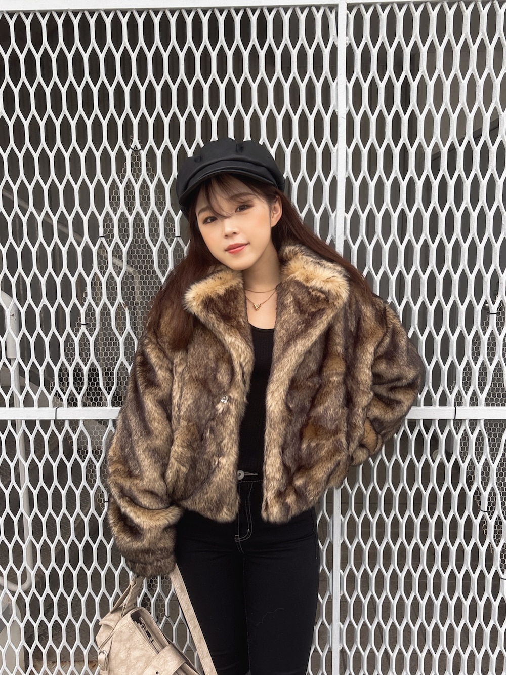 ブラック系のブーツ、ブラック系のデニムパンツ、ブラウン系のその他アウターを着用したレディースの秋コーディネートの4枚目の写真