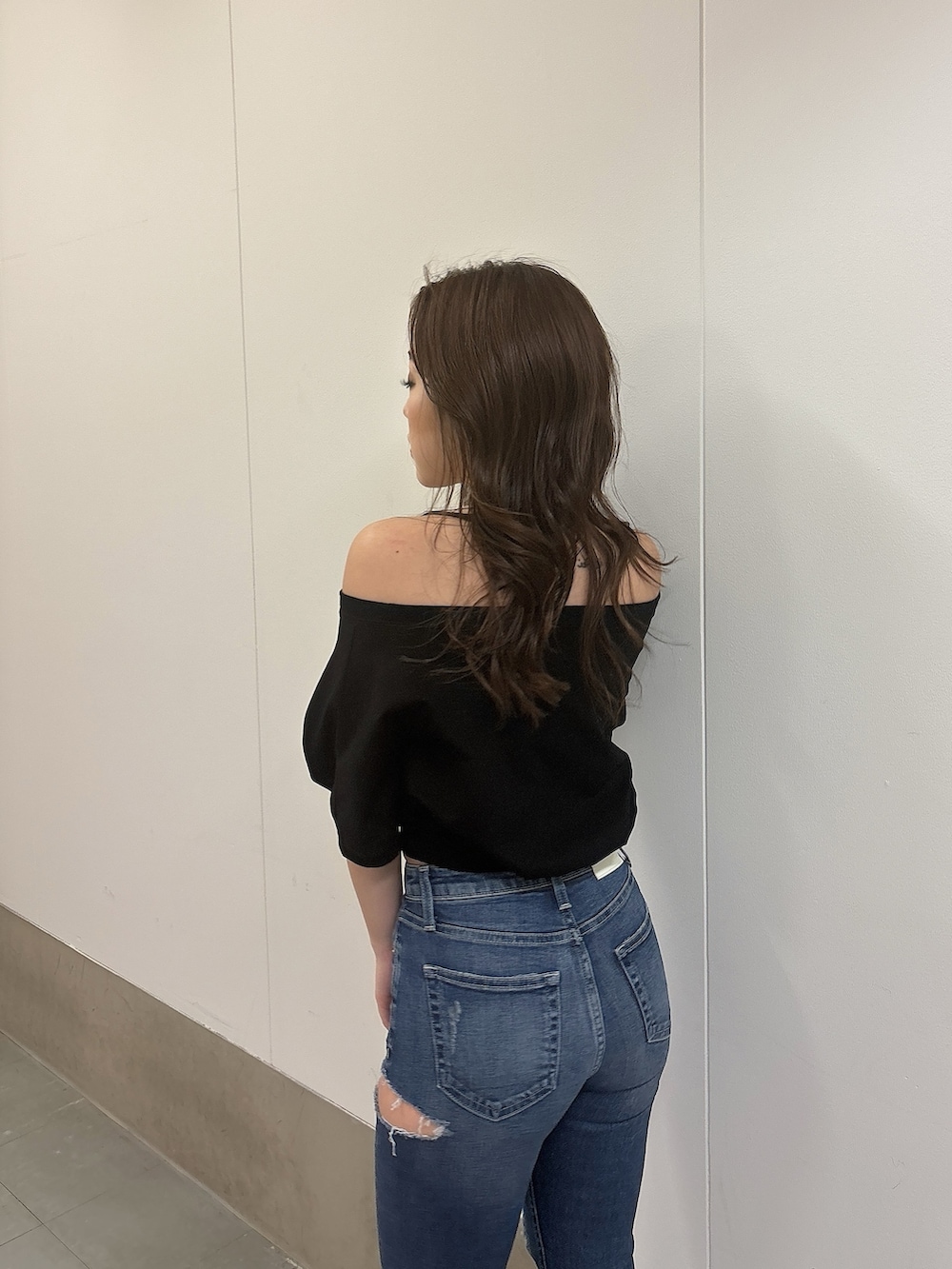 ブルー系のデニムパンツ、ホワイト系のサンダル、ブラック系のTシャツ/カットソーを着用したレディースの春コーディネートの5枚目の写真