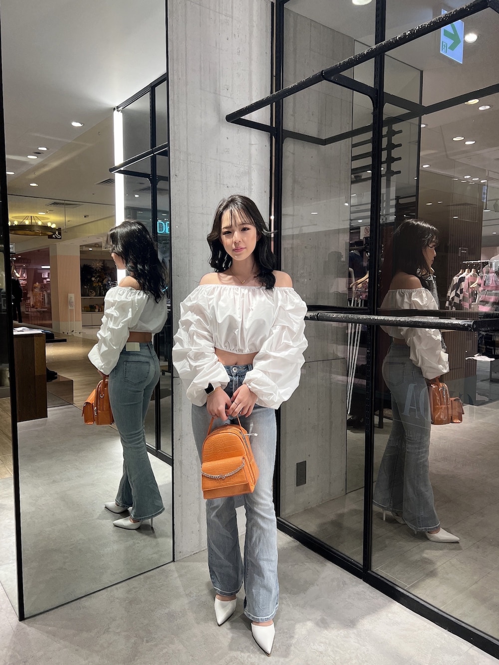 ホワイト系のシャツ/ブラウス、ブルー系のデニムパンツ、ホワイト系のパンプスを着用したレディースの春コーディネートの4枚目の写真