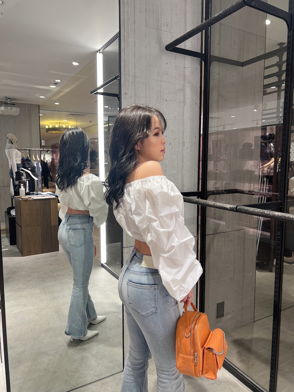 ホワイト系のシャツ/ブラウス、ブルー系のデニムパンツ、ホワイト系のパンプスを着用したレディースの春コーディネートの5枚目の写真