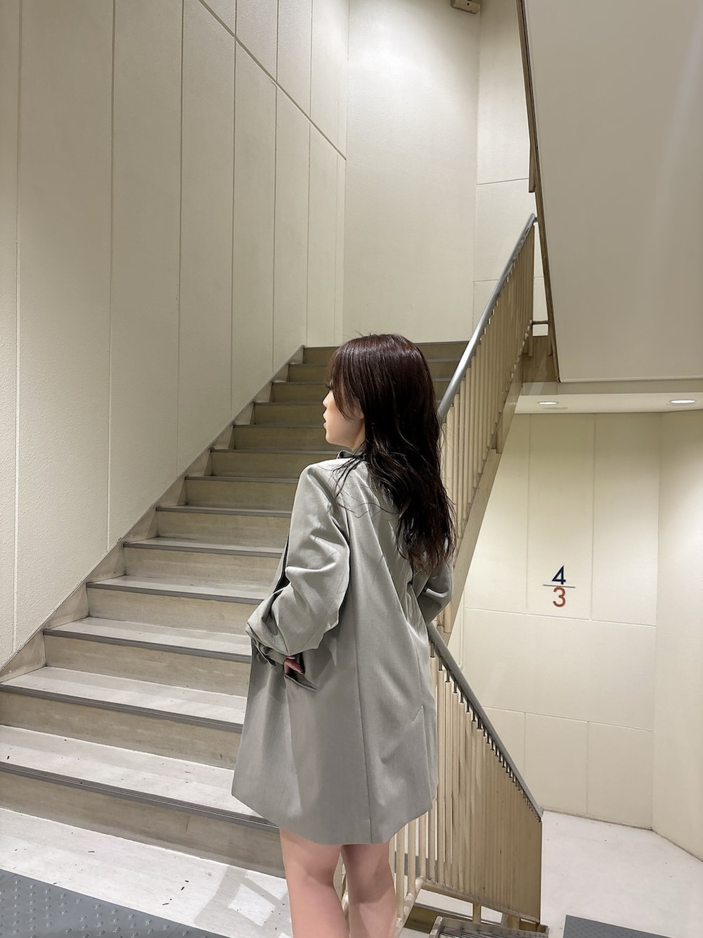 ホワイト系のTシャツ/カットソー、ベージュ系のテーラードジャケット、ベージュ系のスカートを着用したレディースの春コーディネートの6枚目の写真