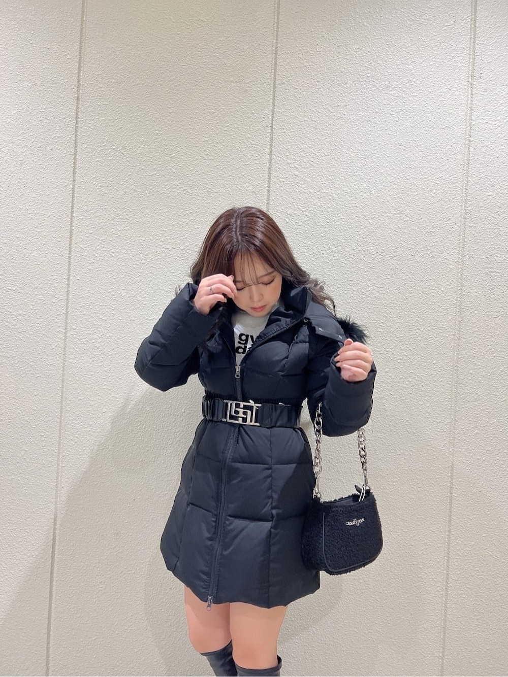 ブラック系のブーツ、ブラック系のその他アウター、ホワイト系のワンピースを着用したレディースの秋コーディネートの2枚目の写真