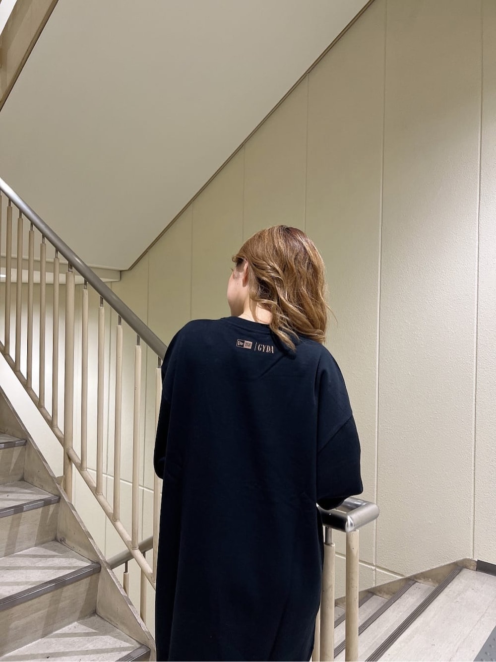 ブラック系のTシャツ/カットソー、ブルー系のデニムパンツ、ブラック系のブーツを着用したレディースの秋コーディネートの5枚目の写真