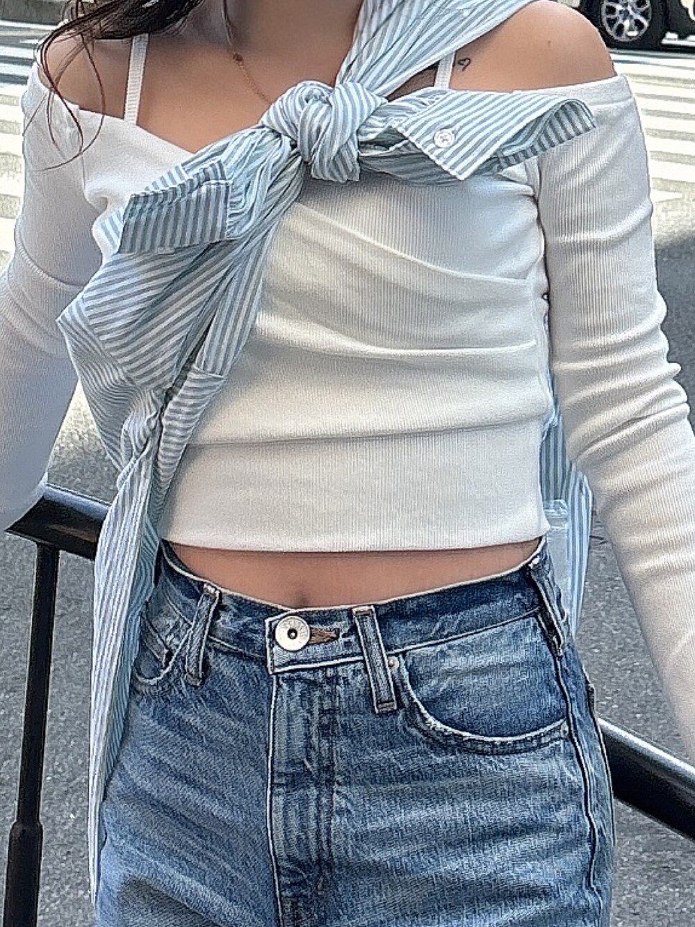 ブルー系のデニムパンツ、ホワイト系のTシャツ/カットソー、グリーン系のシャツ/ブラウスを着用したレディースの春コーディネートの5枚目の写真