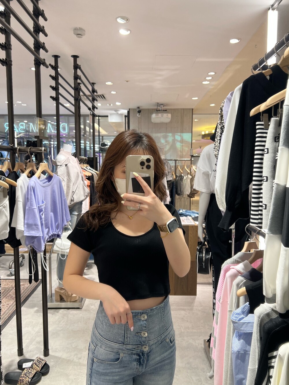 ブルー系のデニムパンツ、ホワイト系のシャツ/ブラウス、ブラック系のTシャツ/カットソーを着用したレディースの春コーディネートの4枚目の写真