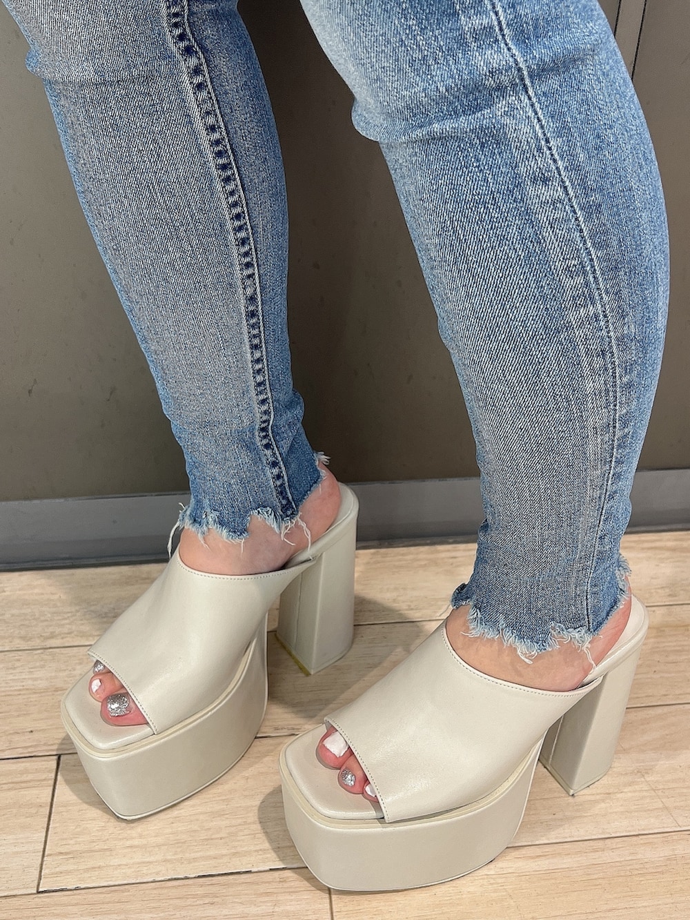 ブラック系のキャミソール、ブルー系のデニムパンツ、ホワイト系のサンダルを着用したレディースの夏コーディネートの8枚目の写真