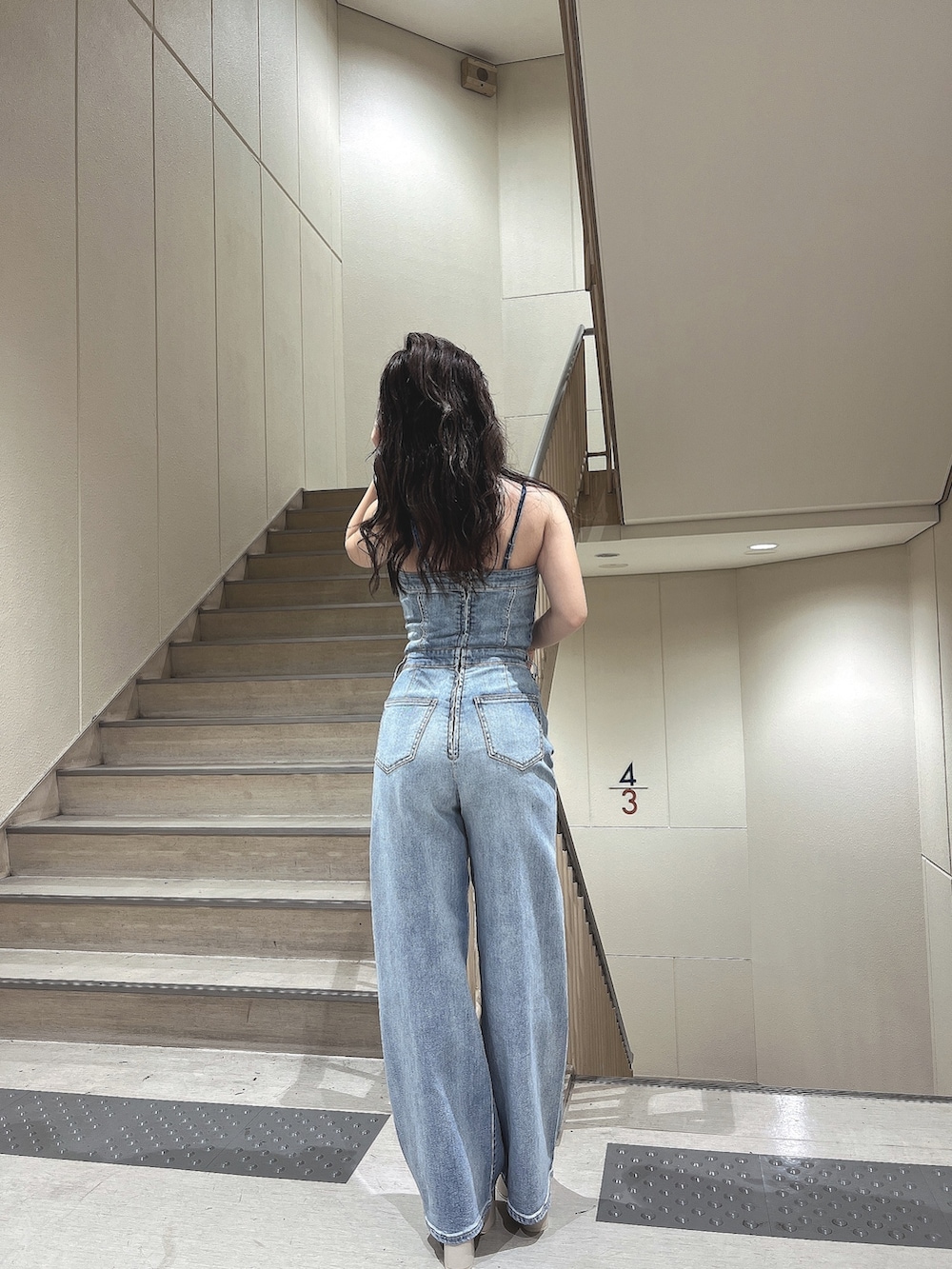 「GYDAのフロントレースアップワイドデニムロンパース（つなぎ/オールインワン、ブルー系）」を使った、senonさん（レディース・147cm）の夏コーディネートの2枚目の写真