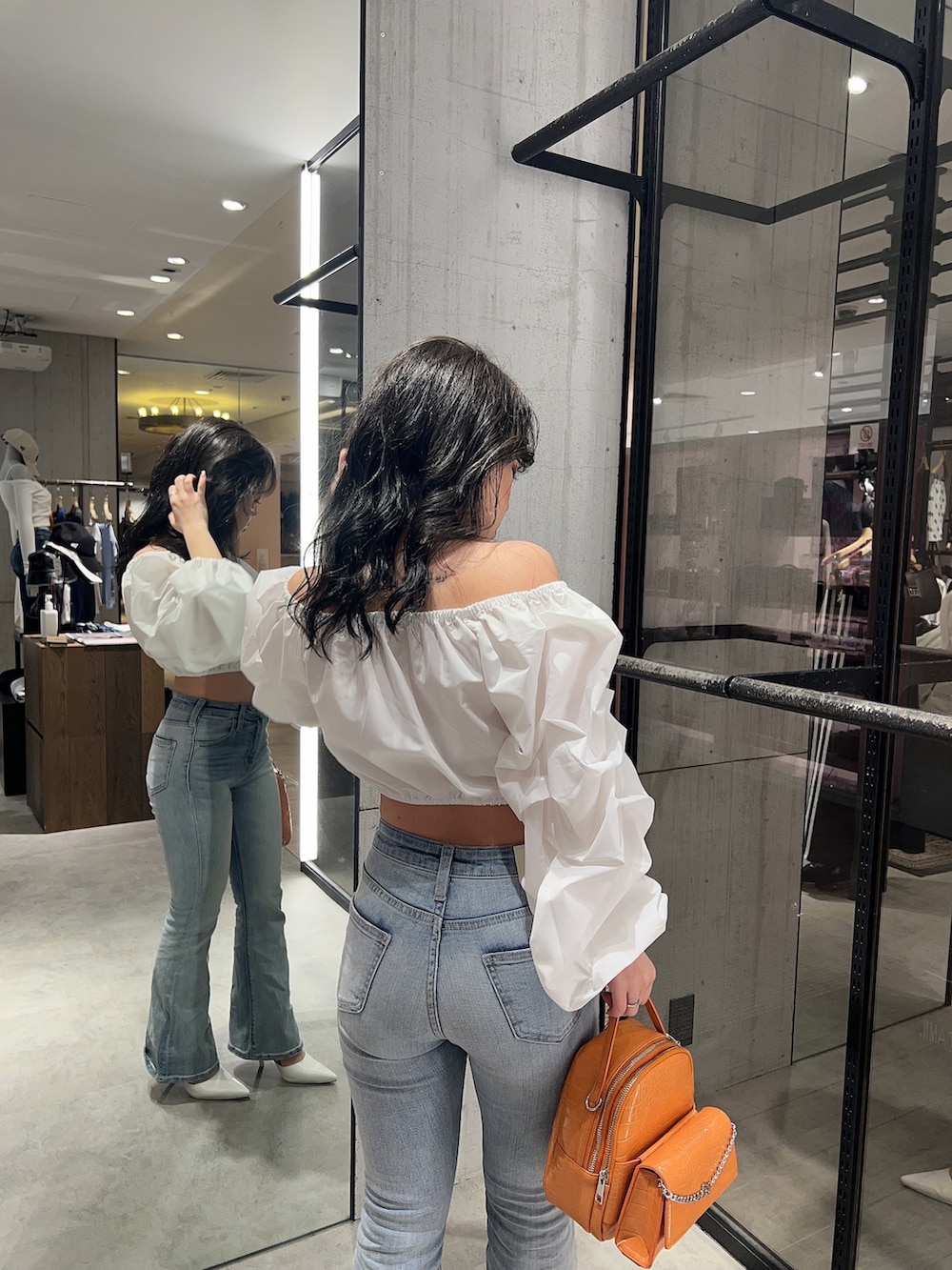 ホワイト系のシャツ/ブラウス、ブルー系のデニムパンツ、ホワイト系のパンプスを着用したレディースの春コーディネートの6枚目の写真