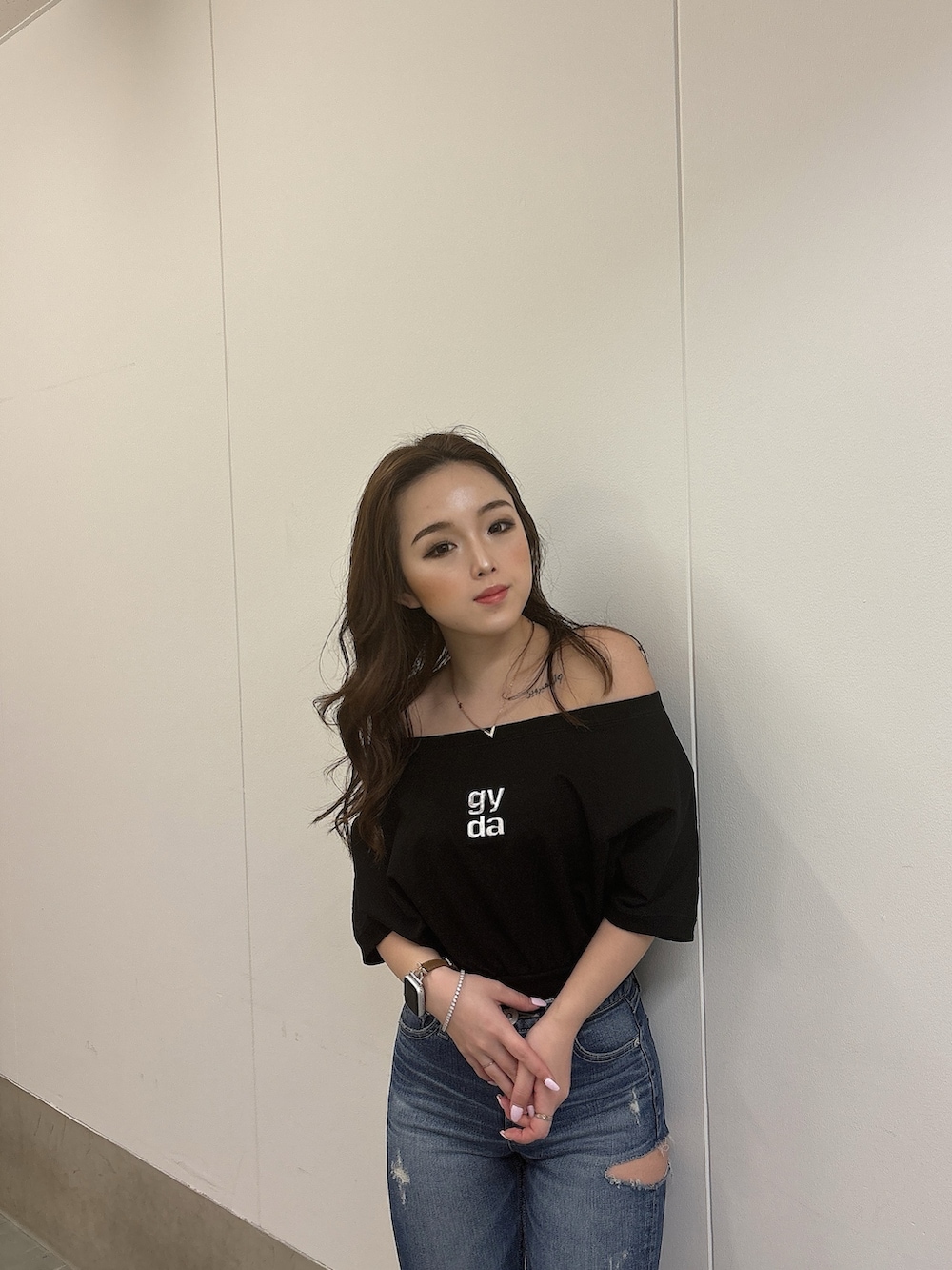 ブルー系のデニムパンツ、ホワイト系のサンダル、ブラック系のTシャツ/カットソーを着用したレディースの春コーディネートの4枚目の写真