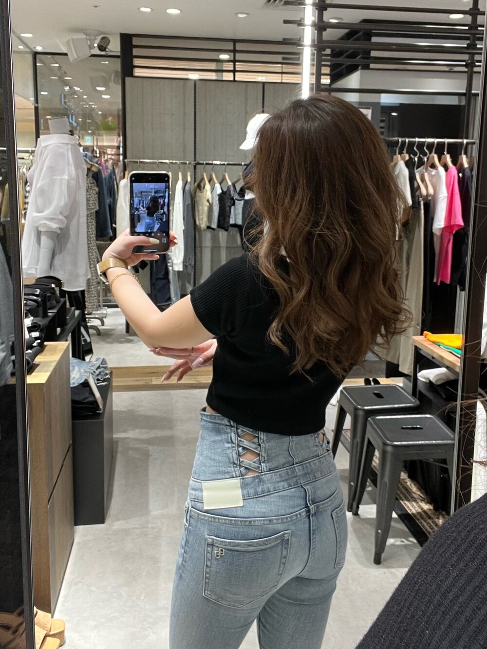 ブルー系のデニムパンツ、ホワイト系のシャツ/ブラウス、ブラック系のTシャツ/カットソーを着用したレディースの春コーディネートの3枚目の写真