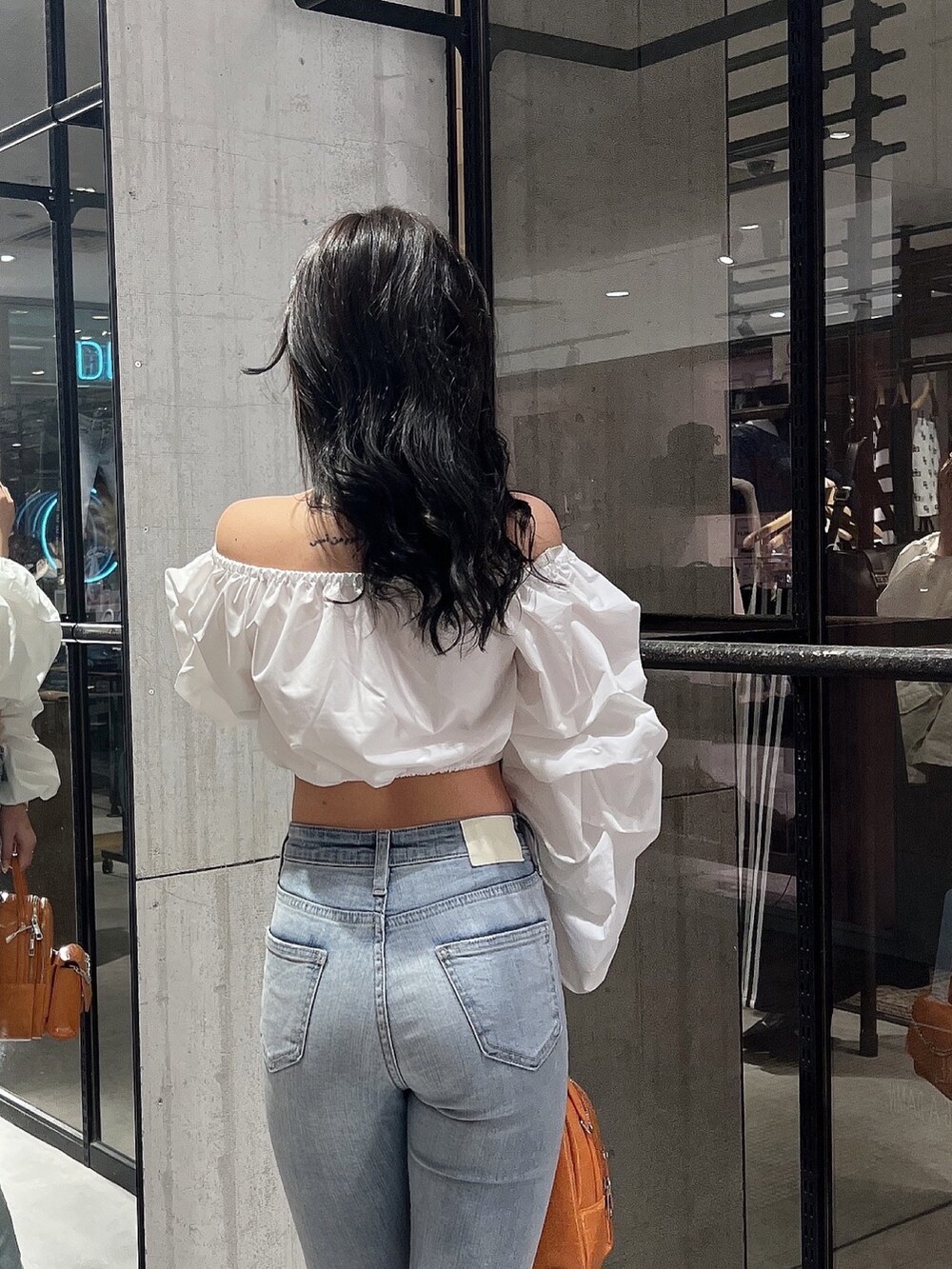 ホワイト系のシャツ/ブラウス、ブルー系のデニムパンツ、ホワイト系のパンプスを着用したレディースの春コーディネートの2枚目の写真