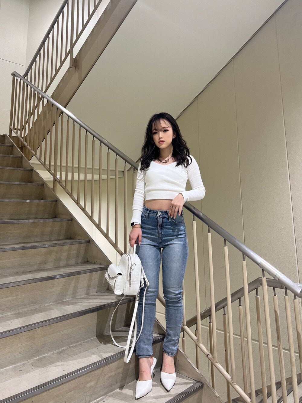 ホワイト系のTシャツ/カットソー、ブルー系のデニムパンツ、ホワイト系のパンプスを着用したレディースの春コーディネートの7枚目の写真