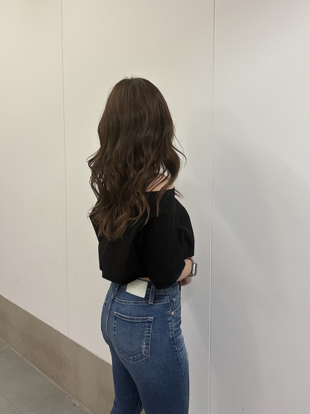ブルー系のデニムパンツ、ホワイト系のサンダル、ブラック系のTシャツ/カットソーを着用したレディースの春コーディネートの6枚目の写真