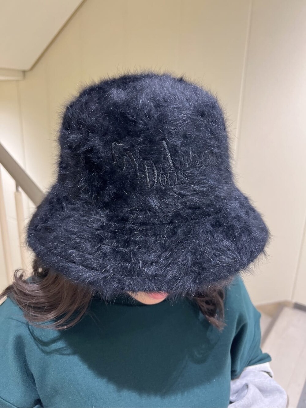 ブラック系のブーツ、ホワイト系のワンピース、グリーン系のスウェットを着用したレディースの秋コーディネートの8枚目の写真