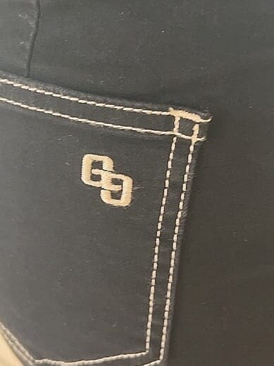 ブラック系のデニムパンツ、ホワイト系のTシャツ/カットソー、ブラック系のサンダルを着用したレディースの夏コーディネートの5枚目の写真