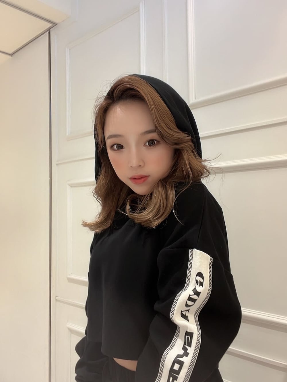 ホワイト系のパンプス、ブラック系のその他パンツ、ブラック系のパーカーを着用したレディースの夏コーディネートの4枚目の写真