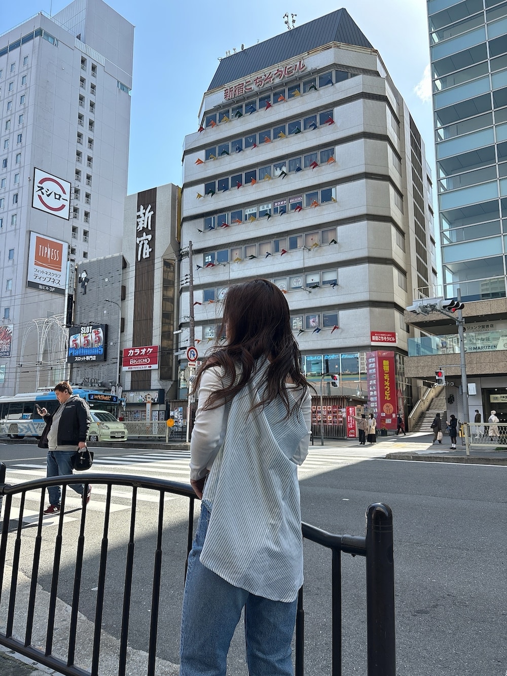 ブルー系のデニムパンツ、ホワイト系のTシャツ/カットソー、グリーン系のシャツ/ブラウスを着用したレディースの春コーディネートの4枚目の写真