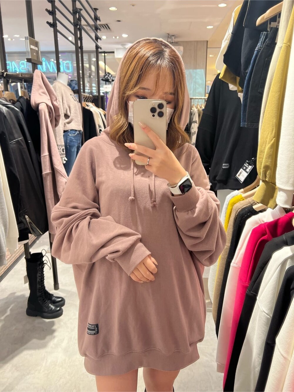 ブラック系のブーツ、ピンク系のパーカーを着用したレディースの秋コーディネートの4枚目の写真