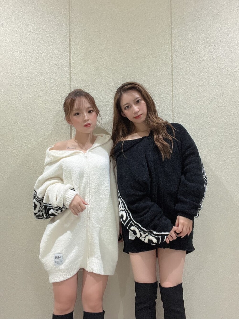 ブラック系のブーツ、ホワイト系のカーディガン/ボレロを着用したレディースの秋コーディネートの3枚目の写真