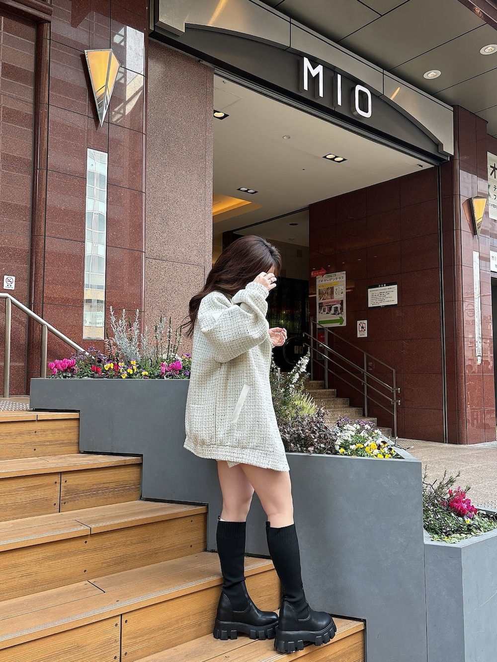 ホワイト系のライダースジャケット、ホワイト系のその他パンツ、ブラック系のブーツを着用したレディースの冬コーディネートの5枚目の写真