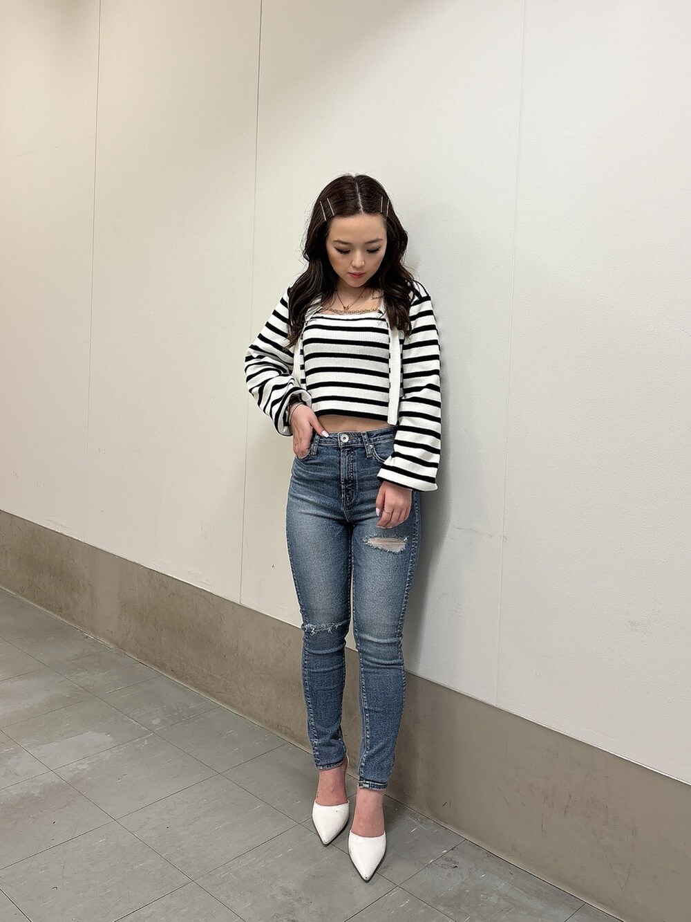 ブルー系のデニムパンツ、その他のアンサンブル、ホワイト系のパンプスを着用したレディースの春コーディネートの6枚目の写真