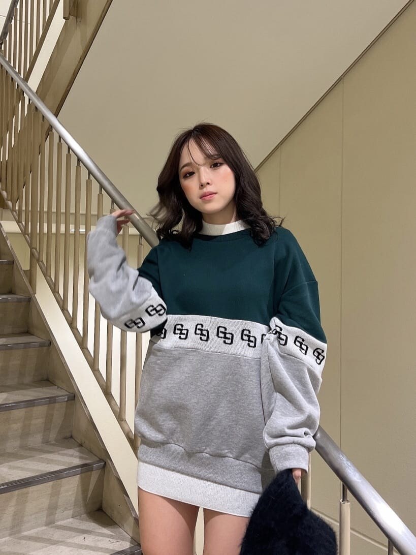 ブラック系のブーツ、ホワイト系のワンピース、グリーン系のスウェットを着用したレディースの秋コーディネートの6枚目の写真