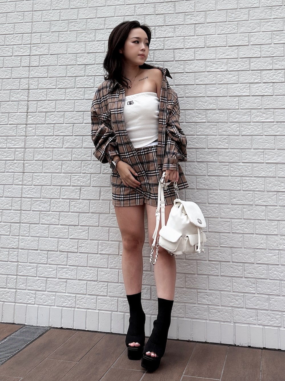 ブラック系のブーツ、ベージュ系のシャツ/ブラウス、ベージュ系のその他パンツを着用したレディースの夏コーディネートの2枚目の写真