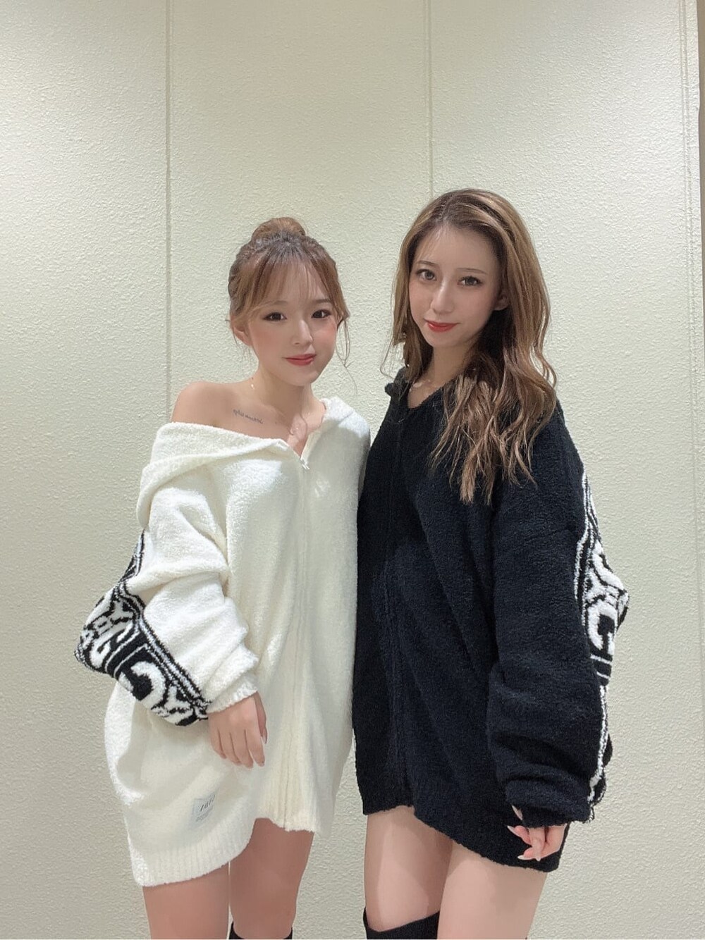 ブラック系のブーツ、ホワイト系のカーディガン/ボレロを着用したレディースの秋コーディネートの5枚目の写真