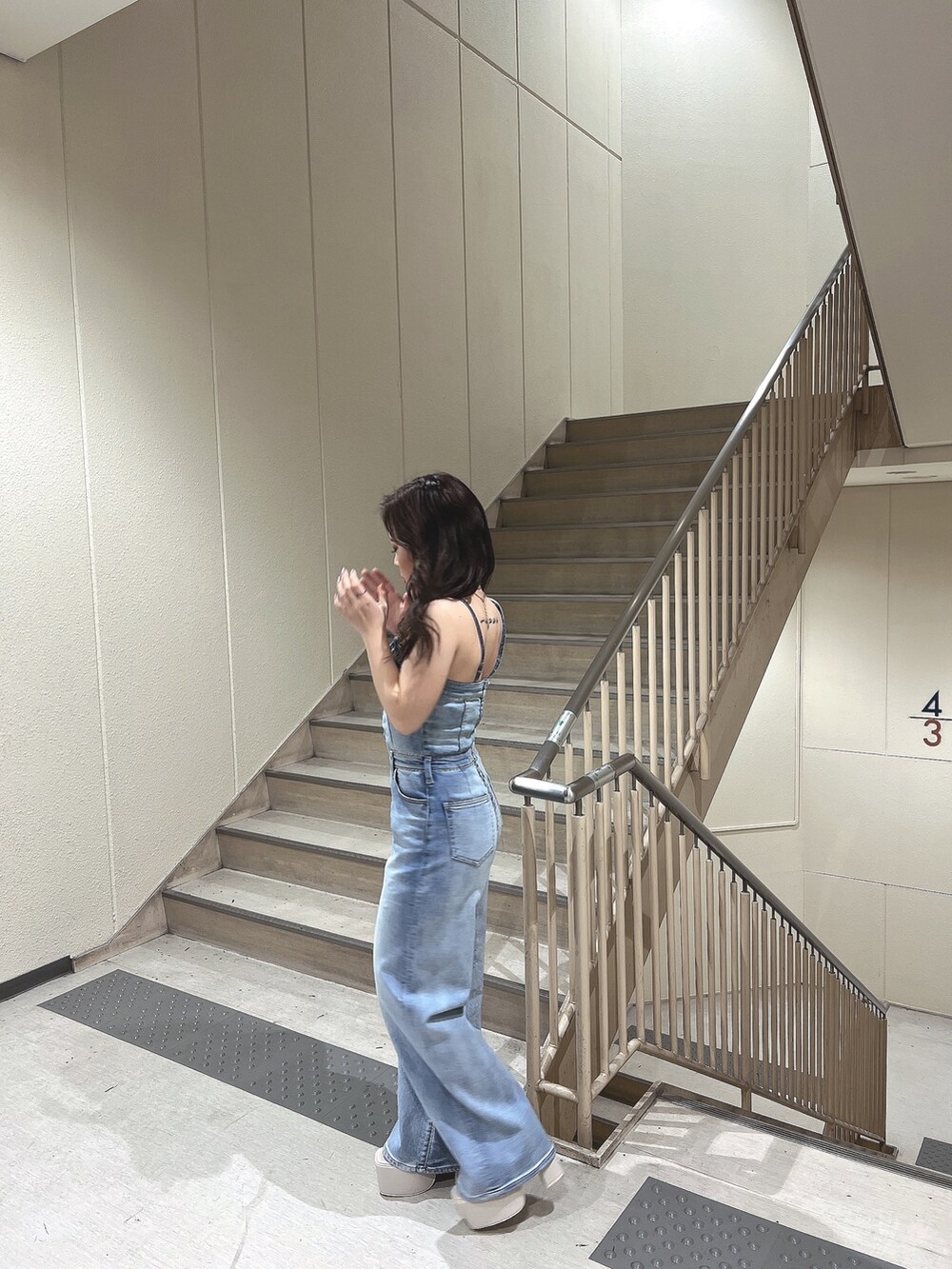「GYDAのフロントレースアップワイドデニムロンパース（つなぎ/オールインワン、ブルー系）」を使った、senonさん（レディース・147cm）の夏コーディネートの4枚目の写真